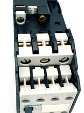 Lade das Bild in den Galerie-Viewer, Siemens 3TF4222-0AD0 Schütz 3polig AC-3 400V 2NO+2NC AC 42V
